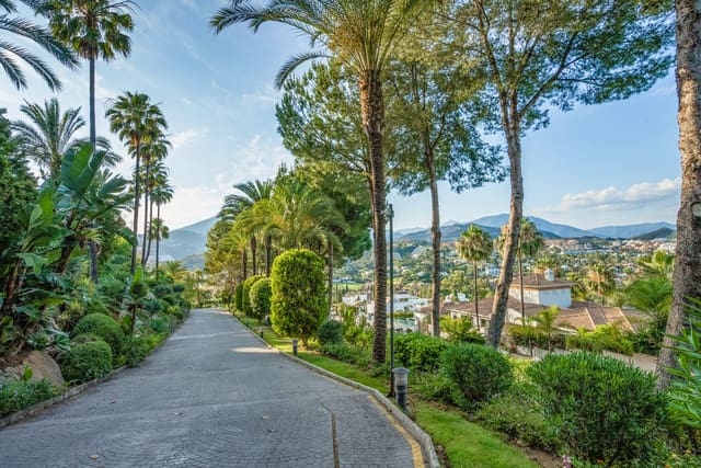 3 sypialnia Apartament na sprzedaż w Marbella z basenem garażem - 995 000 € (Ref: 10002346)
