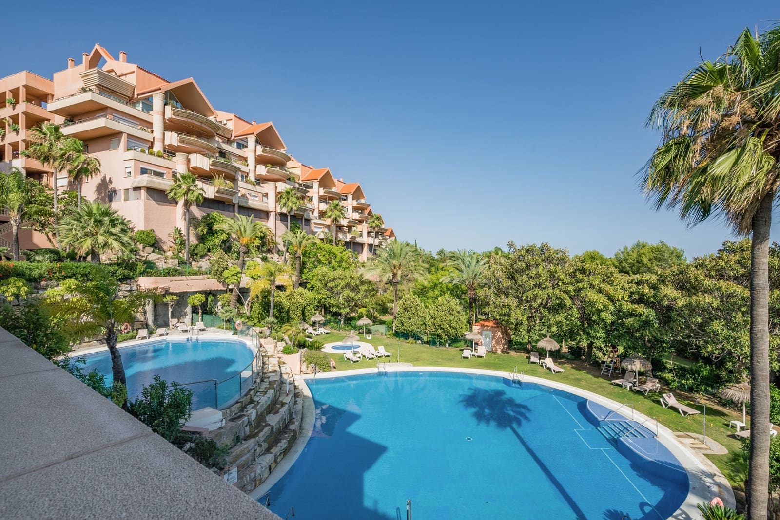 3 sypialnia Apartament na sprzedaż w Marbella z basenem garażem - 995 000 € (Ref: 10002346)