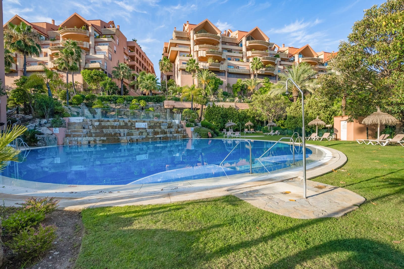 3 sypialnia Apartament na sprzedaż w Marbella z basenem garażem - 995 000 € (Ref: 10002346)