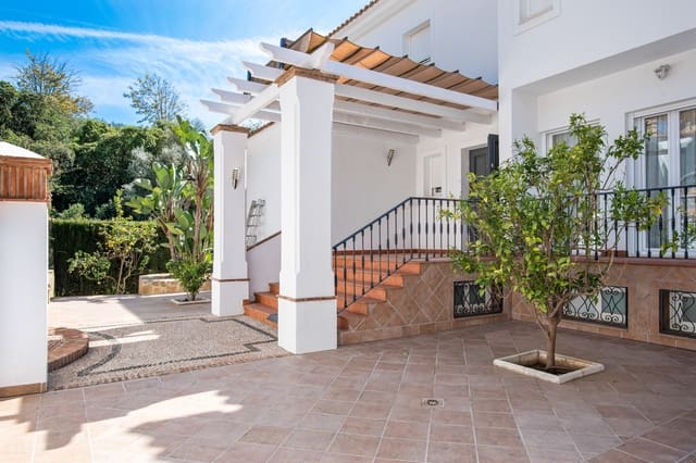 4 sovrum Villa till salu i Marbella med pool garage - 1 950 000 € (Ref: 10002351)