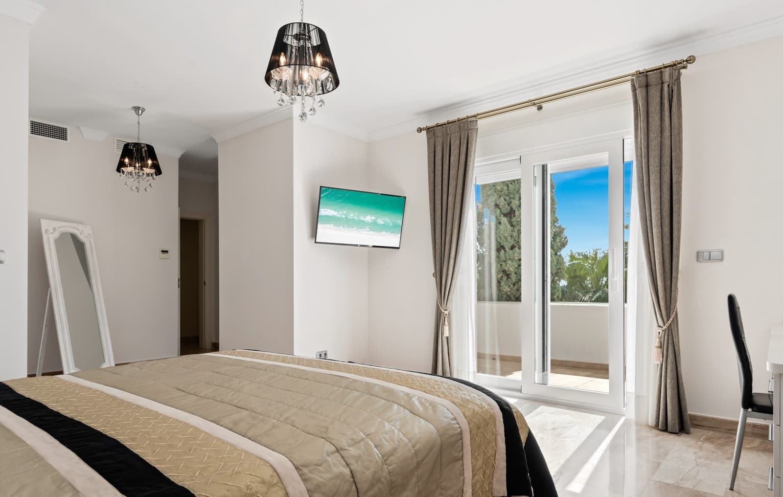 4 sovrum Villa till salu i Marbella med pool garage - 1 950 000 € (Ref: 10002351)