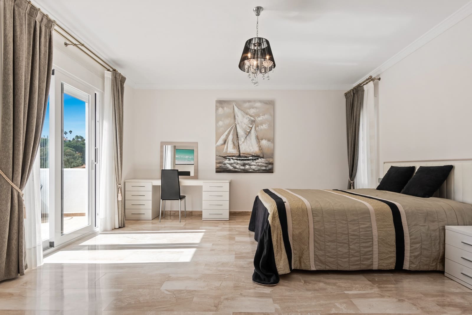4 sovrum Villa till salu i Marbella med pool garage - 1 950 000 € (Ref: 10002351)