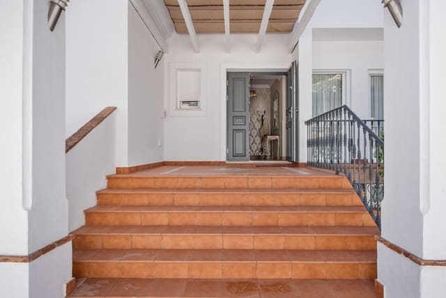 4 sovrum Villa till salu i Marbella med pool garage - 1 950 000 € (Ref: 10002351)