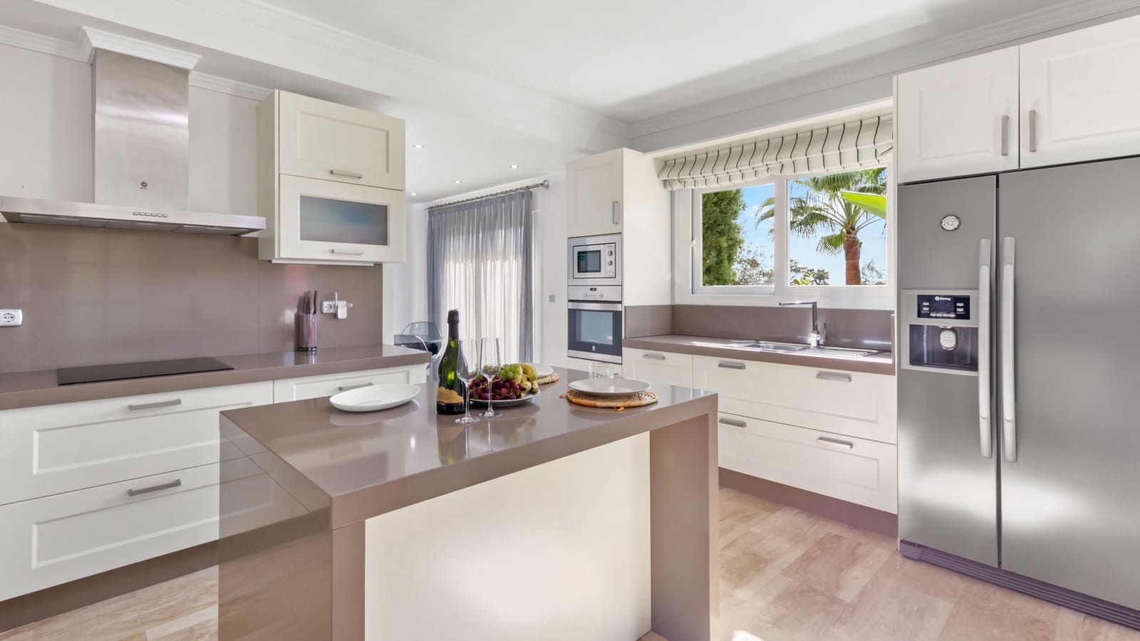 4 sovrum Villa till salu i Marbella med pool garage - 1 950 000 € (Ref: 10002351)