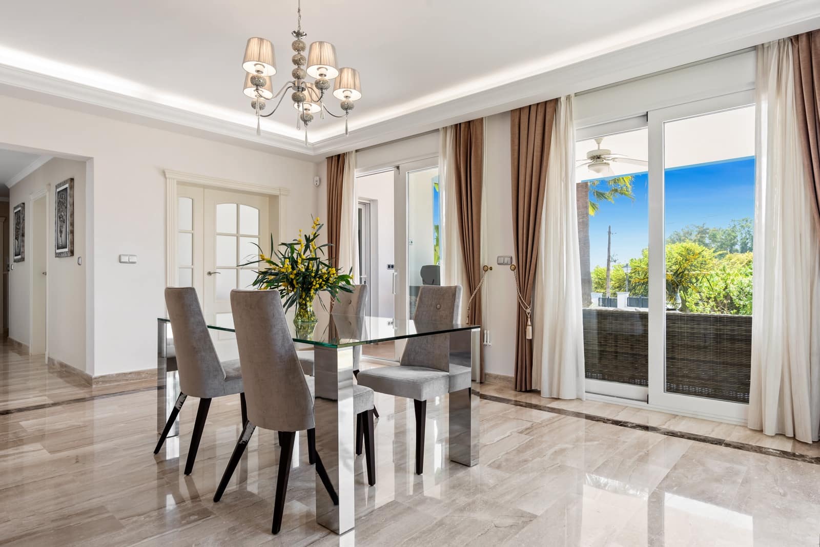 4 sovrum Villa till salu i Marbella med pool garage - 1 950 000 € (Ref: 10002351)