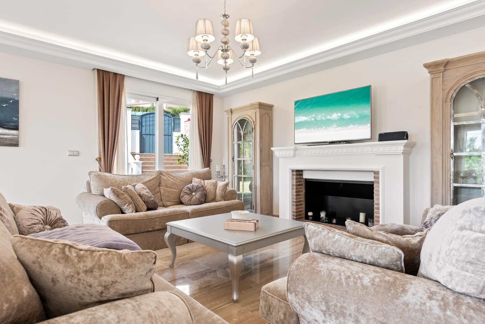 4 sovrum Villa till salu i Marbella med pool garage - 1 950 000 € (Ref: 10002351)