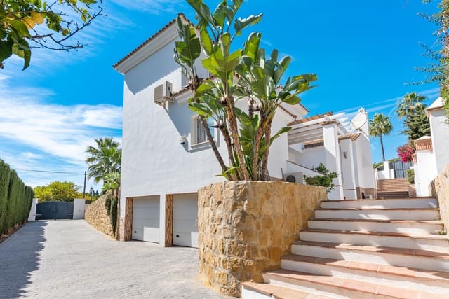4 sovrum Villa till salu i Marbella med pool garage - 1 950 000 € (Ref: 10002351)