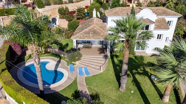 4 sovrum Villa till salu i Marbella med pool garage - 1 950 000 € (Ref: 10002351)