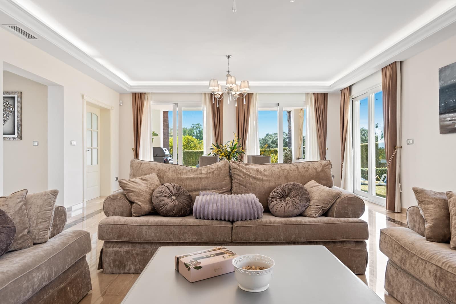 4 sovrum Villa till salu i Marbella med pool garage - 1 950 000 € (Ref: 10002351)