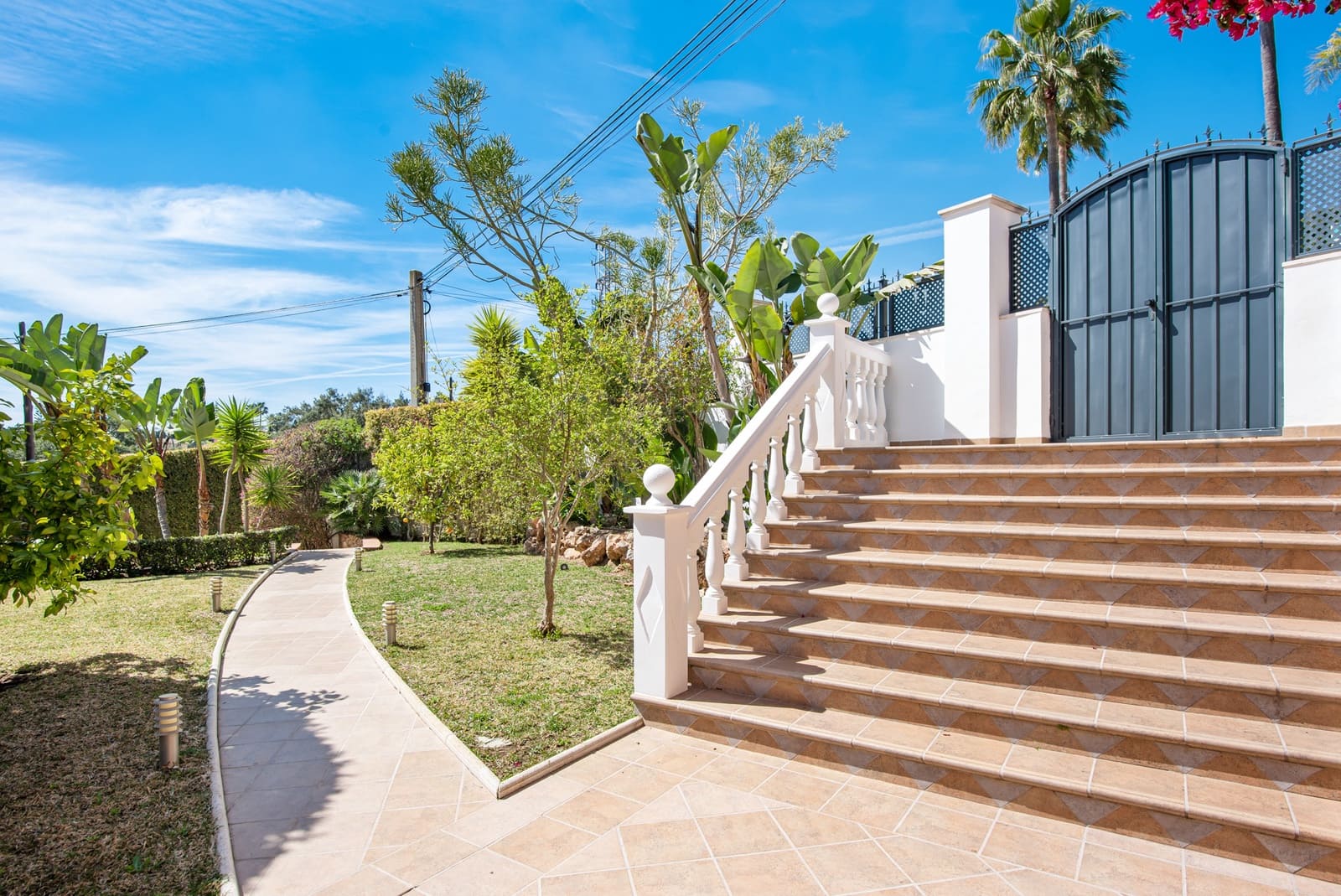 4 sovrum Villa till salu i Marbella med pool garage - 1 950 000 € (Ref: 10002351)