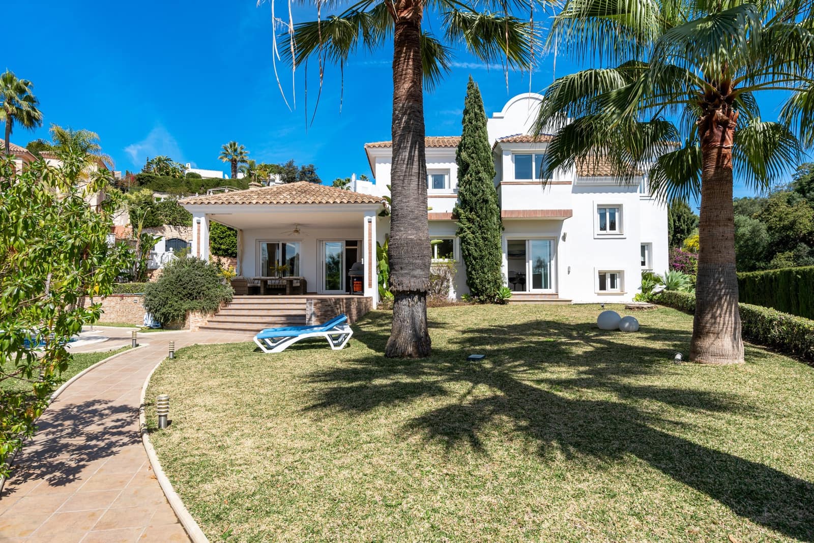 4 sovrum Villa till salu i Marbella med pool garage - 1 950 000 € (Ref: 10002351)