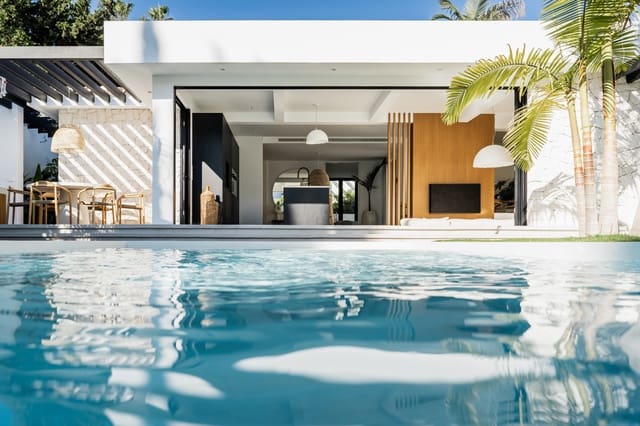 4 sypialnia Willa na sprzedaż w Marbella z basenem garażem - 2 650 000 € (Ref: 10002355)
