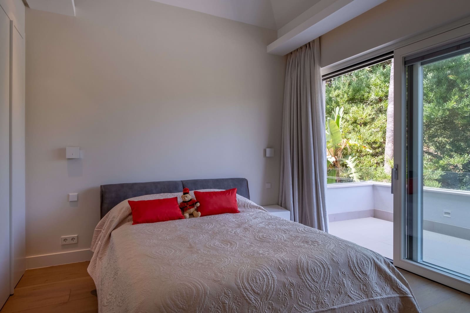 5 bedroom Villa for sale in Marbella with pool garage - € 9,400,000 (Ref: 10002360)