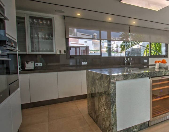 7 Zimmer Villa zu verkaufen in Puerto Banus mit Pool Garage - 4.950.000 € (Ref: 10065709)