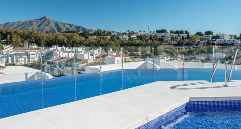 3 chambre Appartement à vendre à Nueva Andalucia avec piscine garage - 320 000 € (Ref: 10065718)
