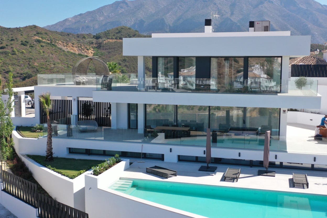 4 slaapkamer Villa te koop in Nueva Andalucia met zwembad garage - € 2.600.000 (Ref: 10065764)