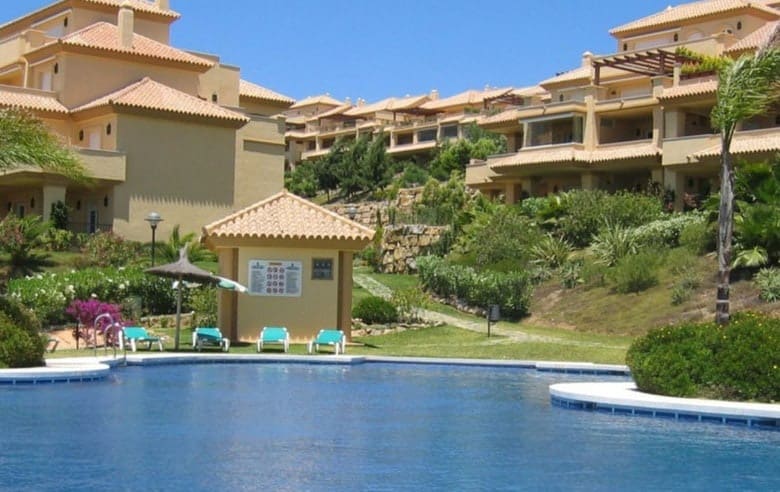 Apartamento de 2 habitaciones en Nueva Andalucia en venta con piscina garaje - 385.000 € (Ref: 10065794)
