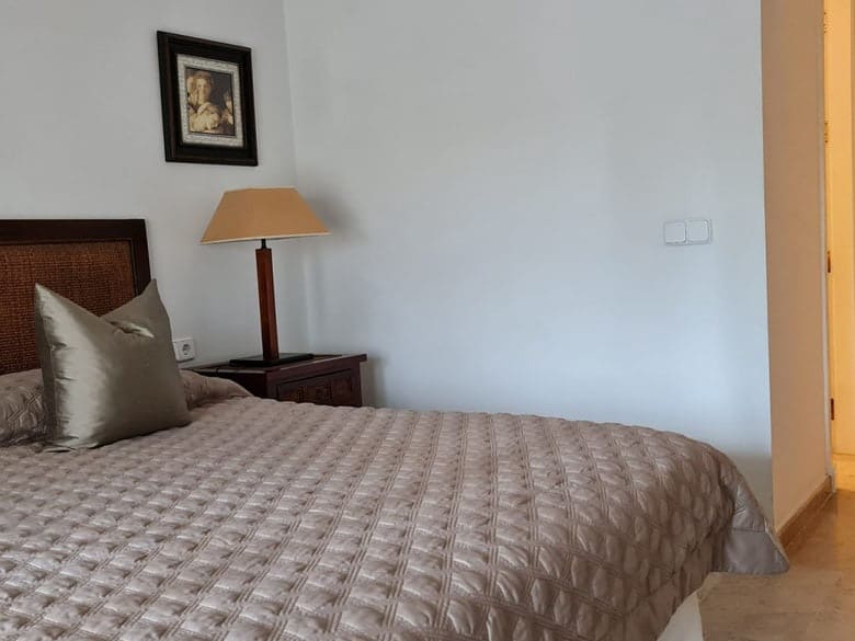 Apartamento de 2 habitaciones en Nueva Andalucia en venta con piscina garaje - 385.000 € (Ref: 10065794)