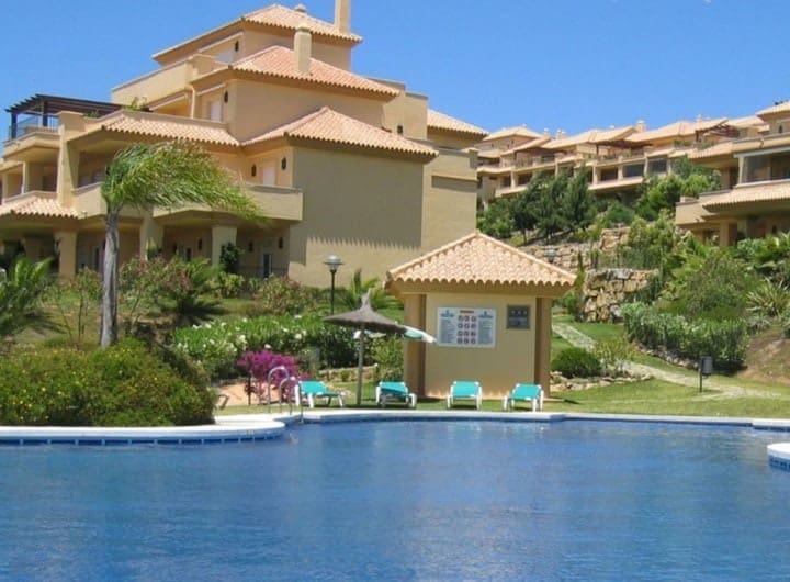 Apartamento de 2 habitaciones en Nueva Andalucia en venta con piscina garaje - 385.000 € (Ref: 10065794)