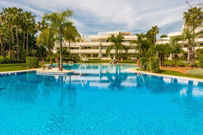 2 Zimmer Apartment zu verkaufen in Nueva Andalucia mit Pool Garage - 699.000 € (Ref: 10065812)