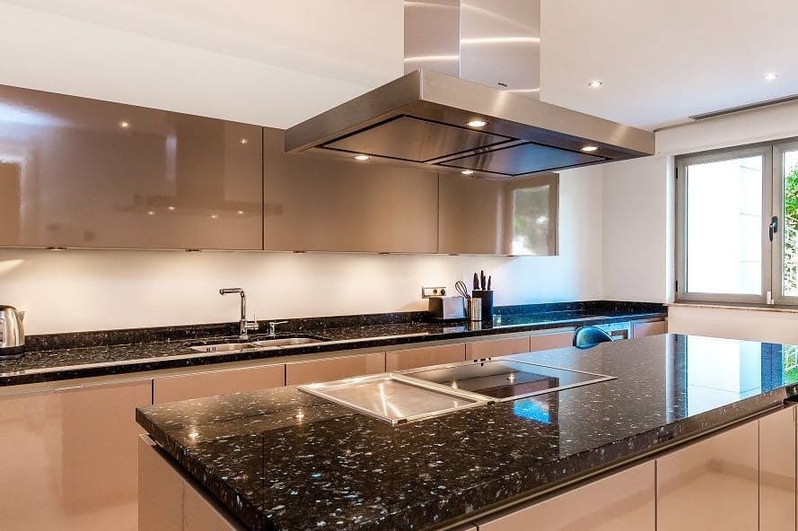 5 bedroom Villa for sale in Marbella with pool garage - € 1,995,000 (Ref: 10065841)