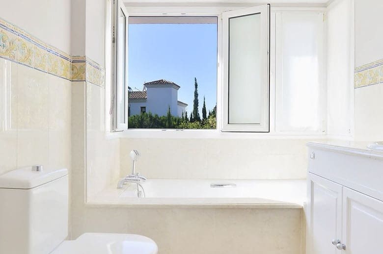 4 soveværelse Villa til salg i Nueva Andalucia med swimmingpool garage - € 1.700.000 (Ref: 10065900)