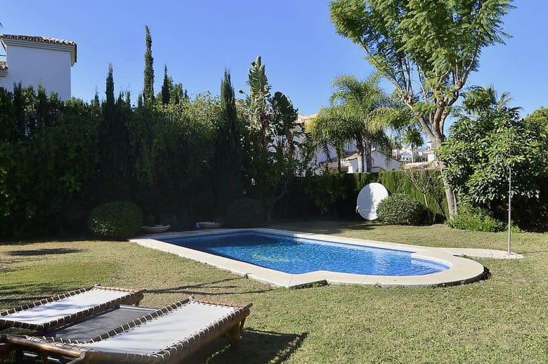 4 soveværelse Villa til salg i Nueva Andalucia med swimmingpool garage - € 1.700.000 (Ref: 10065900)
