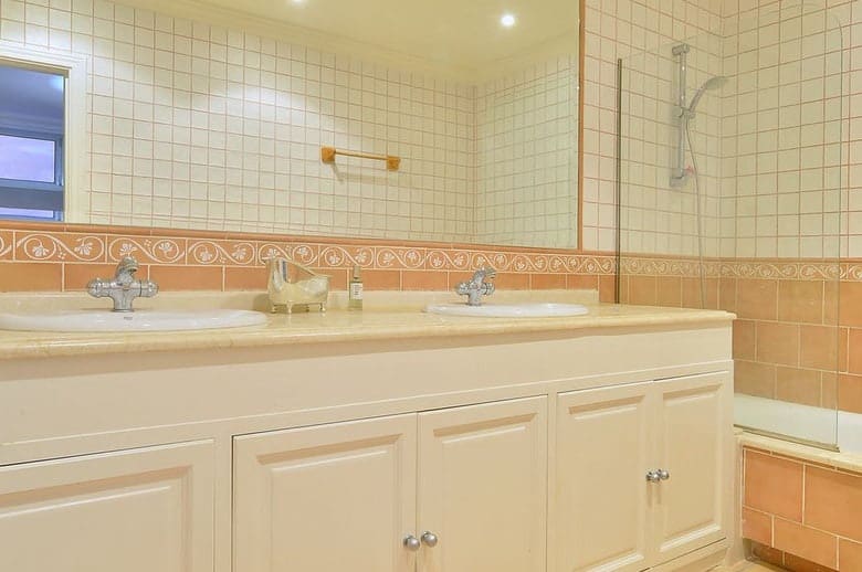 4 soveværelse Villa til salg i Nueva Andalucia med swimmingpool garage - € 1.700.000 (Ref: 10065900)