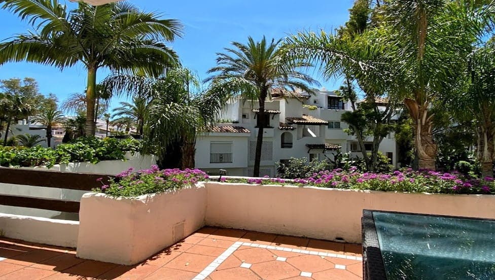 2 bedroom Apartment for sale in Marbella with pool garage - € 780,000 (Ref: 10065917)
