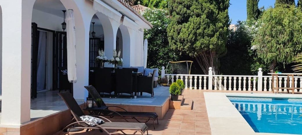 4 sypialnia Willa na sprzedaż w Nueva Andalucia z basenem garażem - 1 600 000 € (Ref: 10065992)