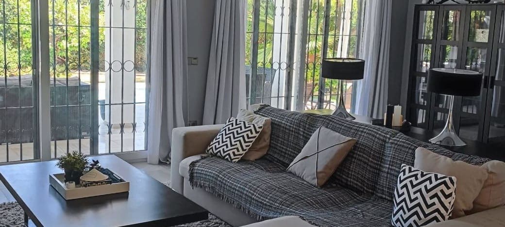 4 sypialnia Willa na sprzedaż w Nueva Andalucia z basenem garażem - 1 600 000 € (Ref: 10065992)