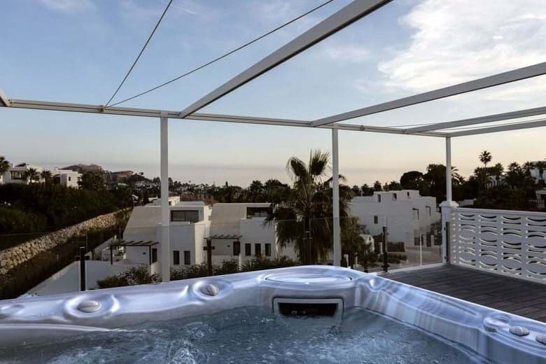 4 bedroom Villa for sale in Marbella with pool garage - € 1,700,000 (Ref: 10066090)