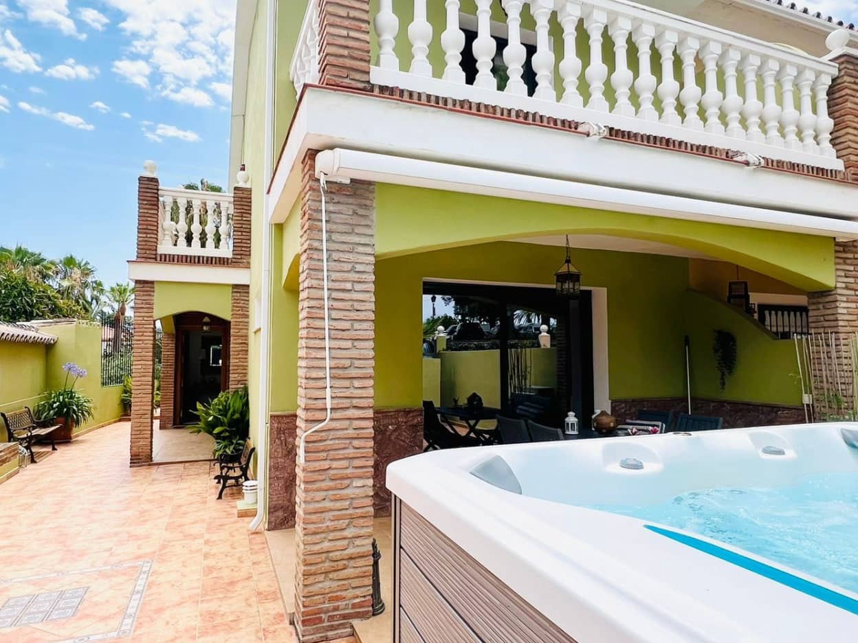 4 slaapkamer Villa te koop in Nueva Andalucia met zwembad garage - € 720.000 (Ref: 10066126)
