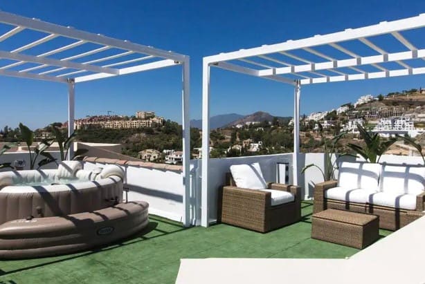 2 bedroom Apartment for sale in La Quinta with pool garage - € 650,000 (Ref: 10066166)