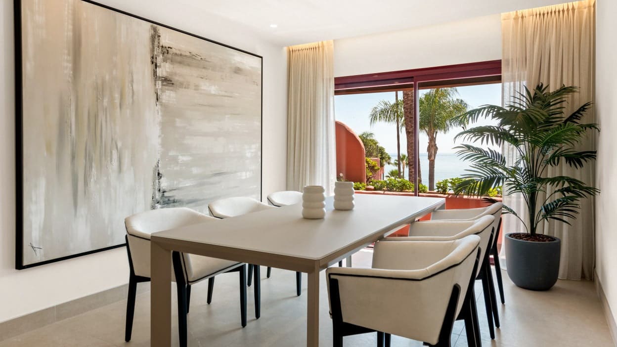 Apartamento de 3 habitaciones en Estepona en venta con piscina garaje - 1.995.000 € (Ref: 10066170)