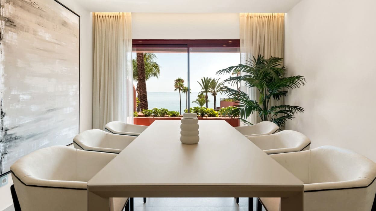 Apartamento de 3 habitaciones en Estepona en venta con piscina garaje - 1.995.000 € (Ref: 10066170)