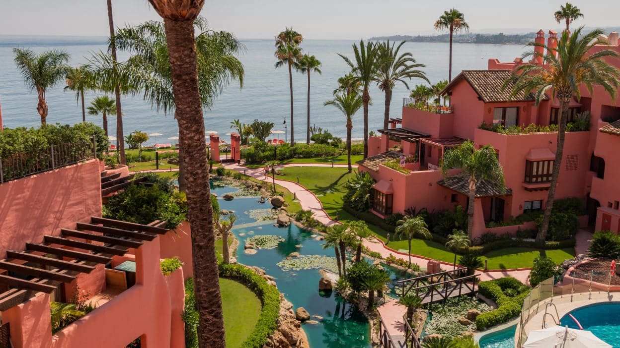 Apartamento de 3 habitaciones en Estepona en venta con piscina garaje - 1.995.000 € (Ref: 10066170)