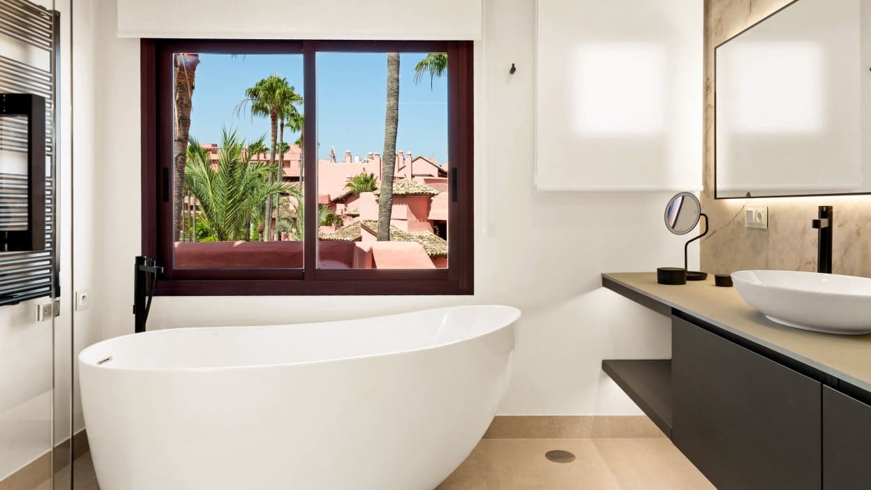 Apartamento de 3 habitaciones en Estepona en venta con piscina garaje - 1.995.000 € (Ref: 10066170)
