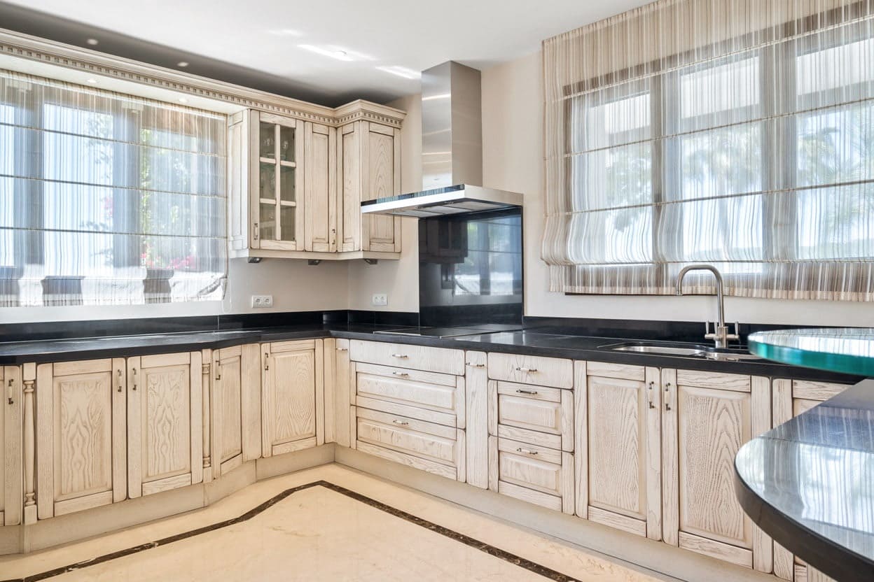6 bedroom Villa for sale in Marbella with pool garage - € 2,750,000 (Ref: 10066179)