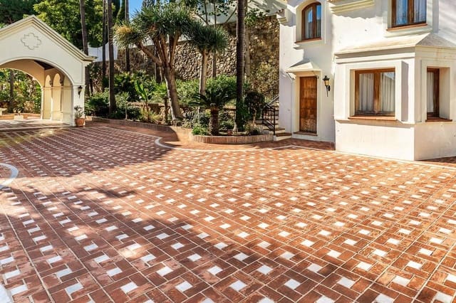 Chalet de 16 habitaciones en Marbella en venta con piscina garaje - 9.494.000 € (Ref: 10066282)