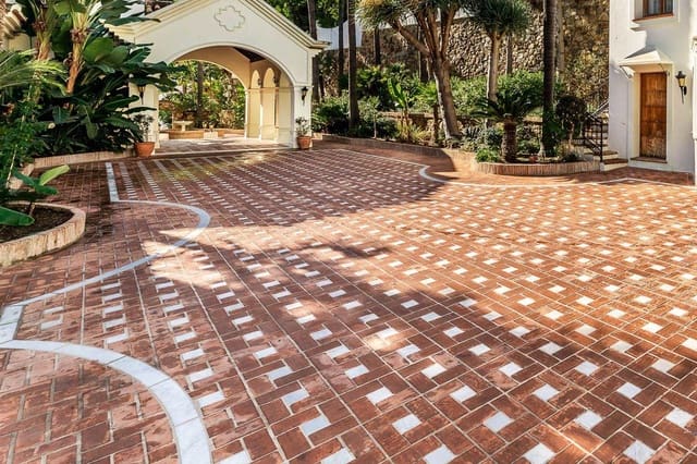 Chalet de 16 habitaciones en Marbella en venta con piscina garaje - 9.494.000 € (Ref: 10066282)