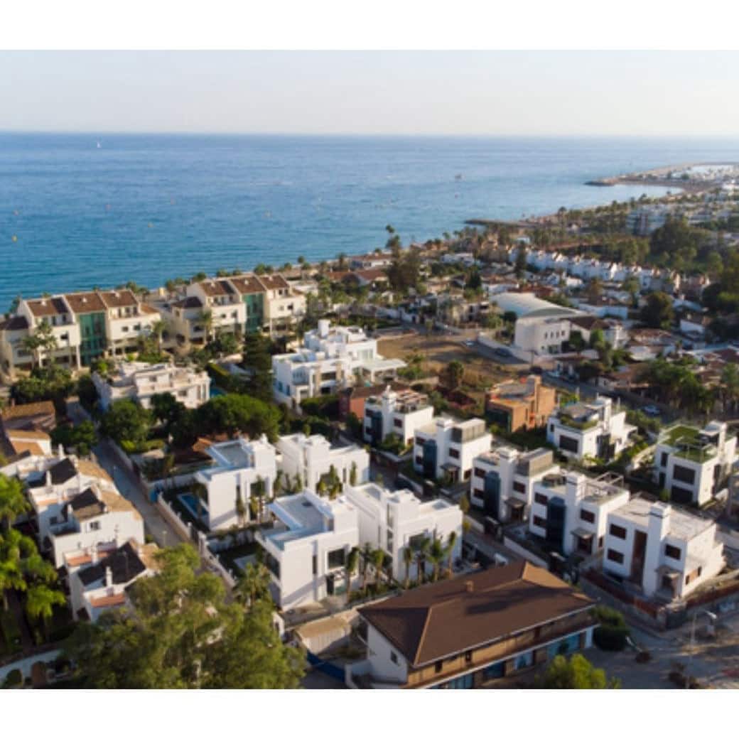 4 bedroom Villa for sale in Marbella with pool garage - € 3,250,000 (Ref: 10066286)