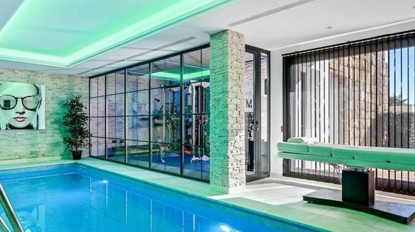 Chalet de 7 habitaciones en Marbella en venta con piscina - 4.995.000 € (Ref: 10066351)