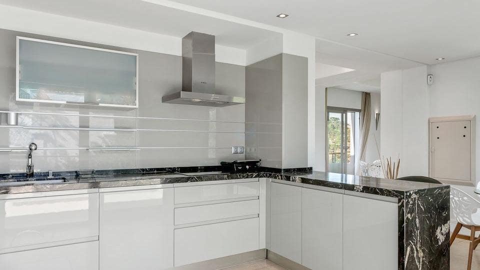 4 sypialnia Willa na sprzedaż w Marbella z basenem garażem - 3 450 000 € (Ref: 10066357)