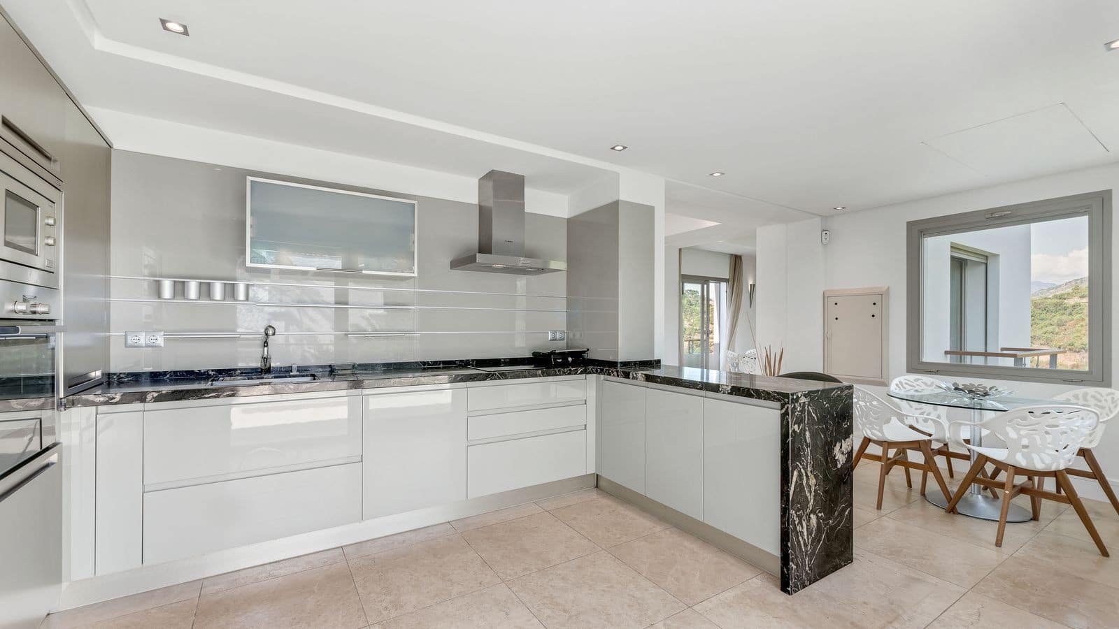 4 sypialnia Willa na sprzedaż w Marbella z basenem garażem - 3 450 000 € (Ref: 10066357)