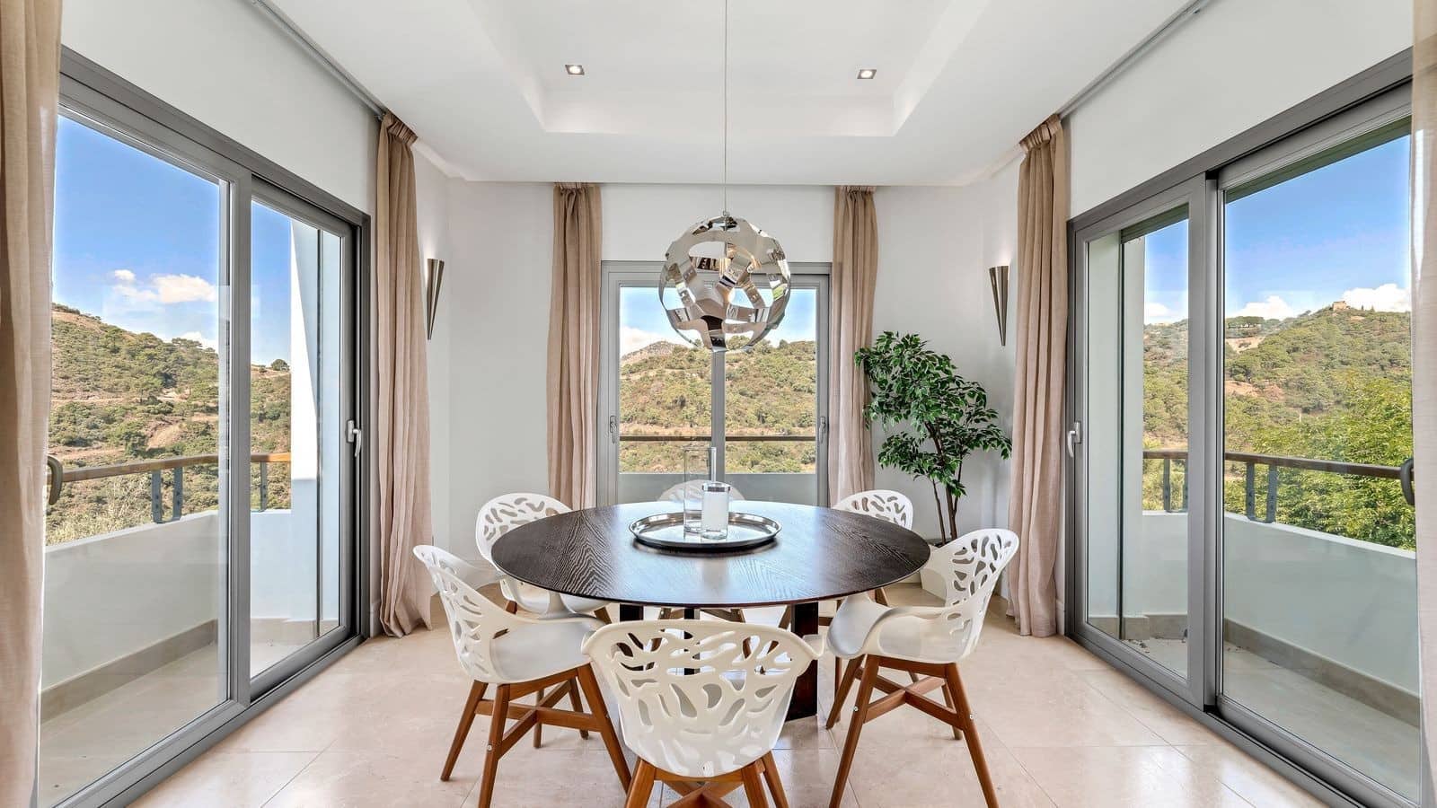 4 sypialnia Willa na sprzedaż w Marbella z basenem garażem - 3 450 000 € (Ref: 10066357)