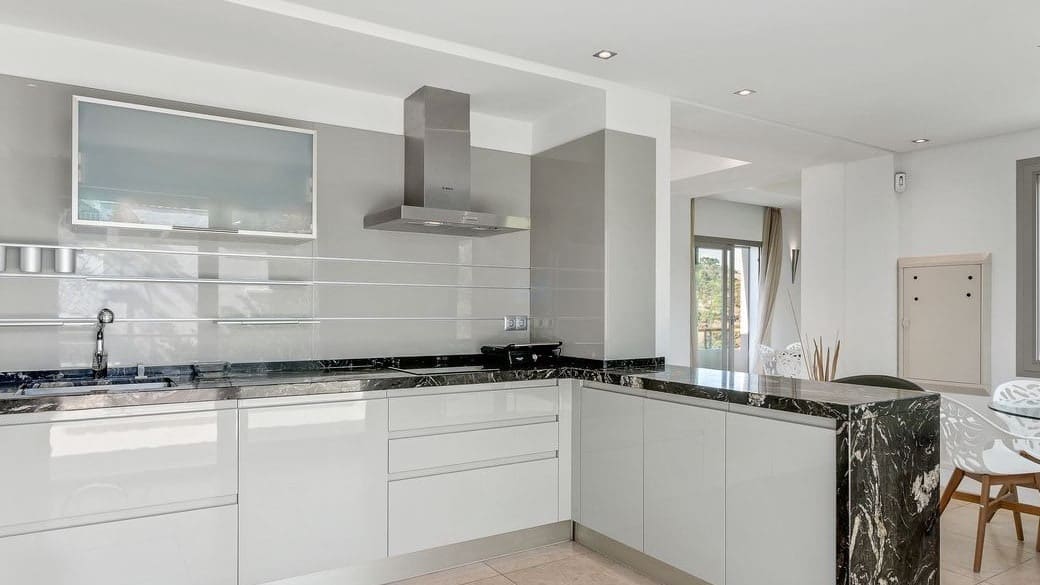 4 bedroom Villa for sale in Marbella with pool garage - € 3,450,000 (Ref: 10066357)