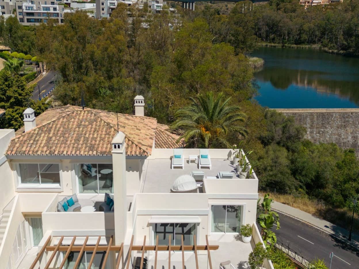 3 bedroom Penthouse for sale in Marbella with pool garage - € 2,195,000 (Ref: 10066362)