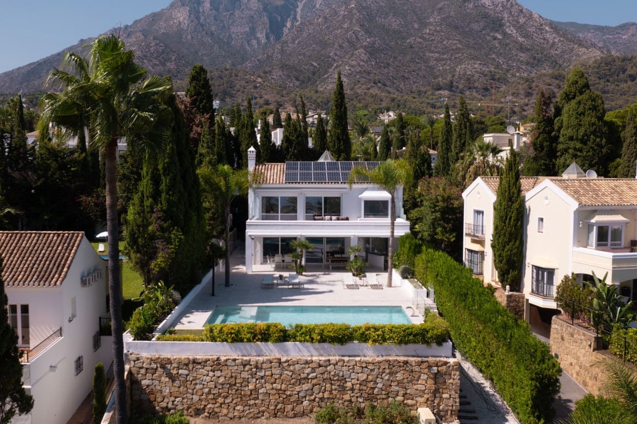 5 bedroom Villa for sale in Marbella with pool garage - € 3,490,000 (Ref: 10066376)