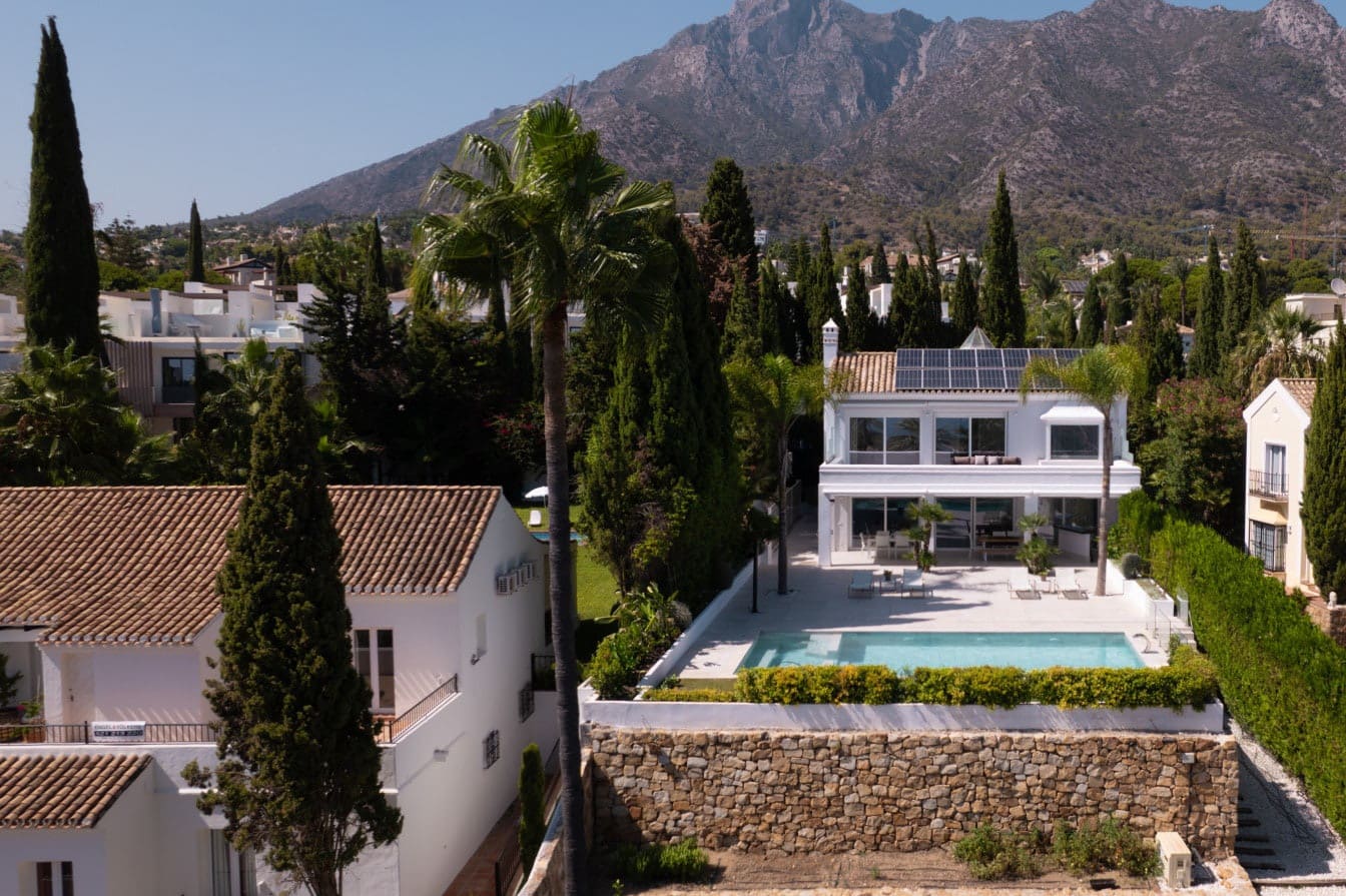 5 bedroom Villa for sale in Marbella with pool garage - € 3,490,000 (Ref: 10066376)